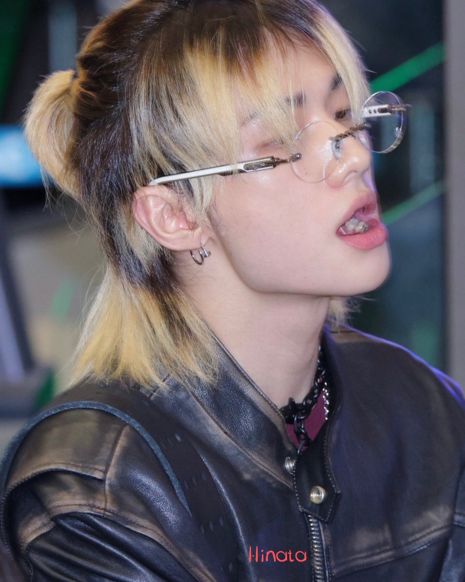 dramaqueenprep's tweet image. When I look at my reflection in the mirror I feel like I'm lost, stuck in the dark, wandering  in the deep fog, I’m star lost.