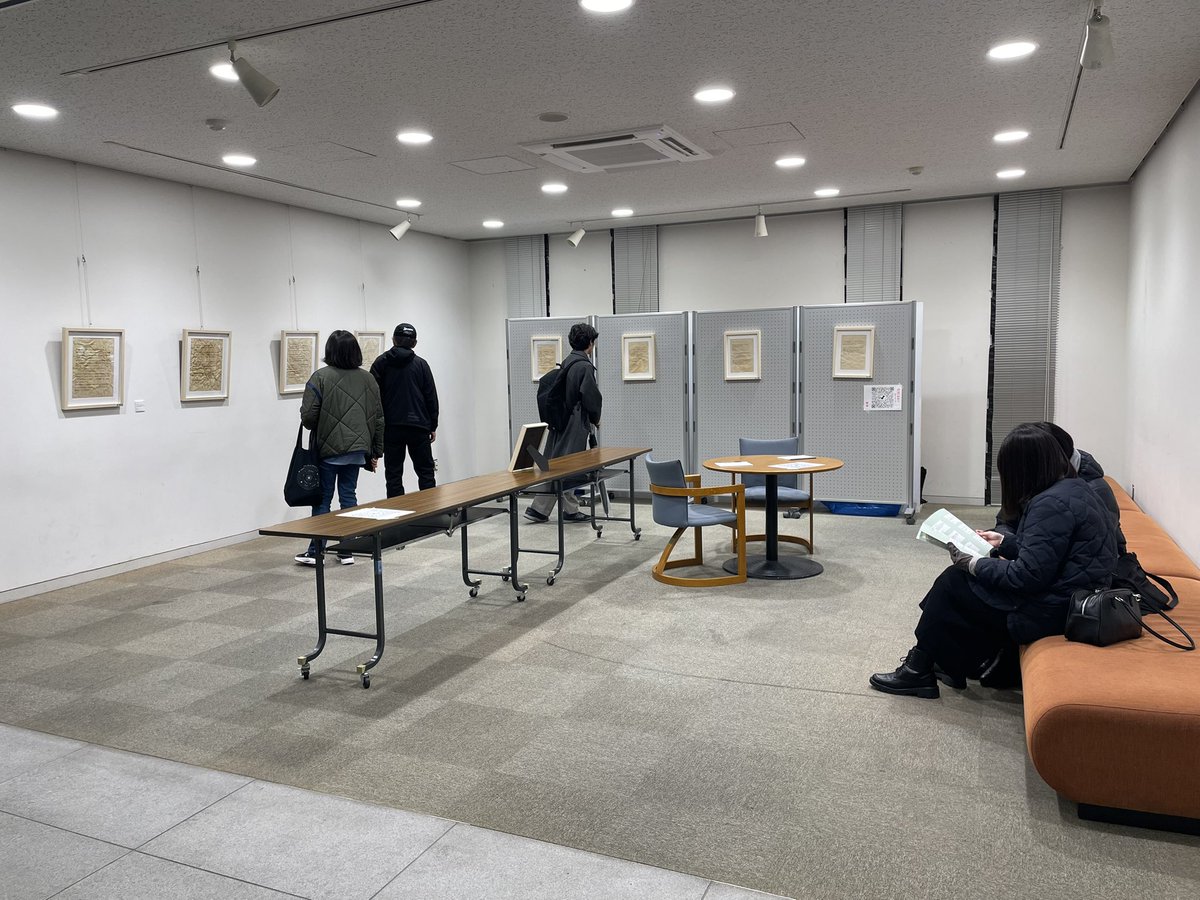 senju_artpath's tweet photo. 6.黄瀬「LGBTQ+V」
＠1F展示スペース　12/14(日)常設
V=Vampire.
現代日本を生きる『吸血鬼』による日記。
既存の社会規範に収まらない吸血鬼の生活は、歴史的価値観である「性別観念」を、流動的で不安定なものとして相対化する。 https://t.co/DWYDYXeIC8