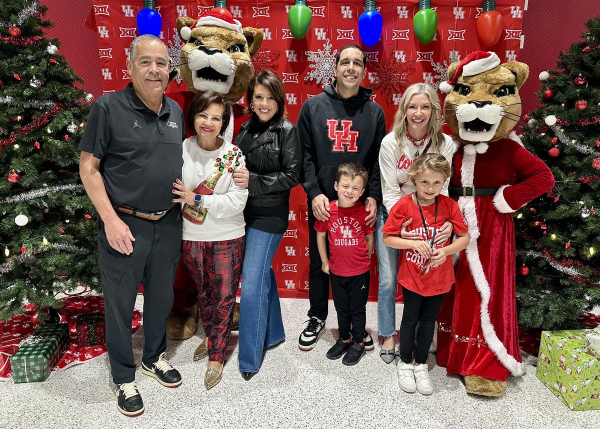 There is NO ONE who love Shasta Claus more than my mom…. Thank you <a href="/UHMascots/">Shasta & Sasha</a> for allowing her to fan girl every year! ❤️

#ForTheCity x #GoCoogs