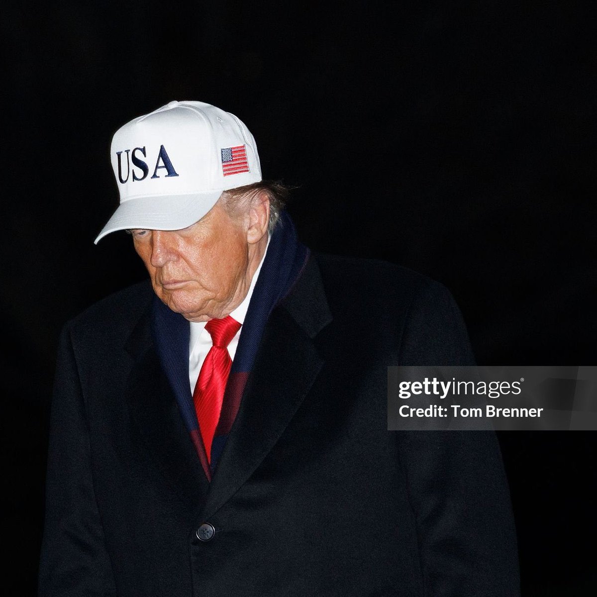 🚨 PRESIDENT TRUMP RETURNS TO THE WHITE HOUSE TONIGHT AFTER A HEART-WRENCHING DAY FOR AMERICA.

From honoring our troops at the Army-Navy Game… to mourning heroes ambushed in Syria… to the horrific mass shooting at Brown University.

Pray for Trump and Pray for America!