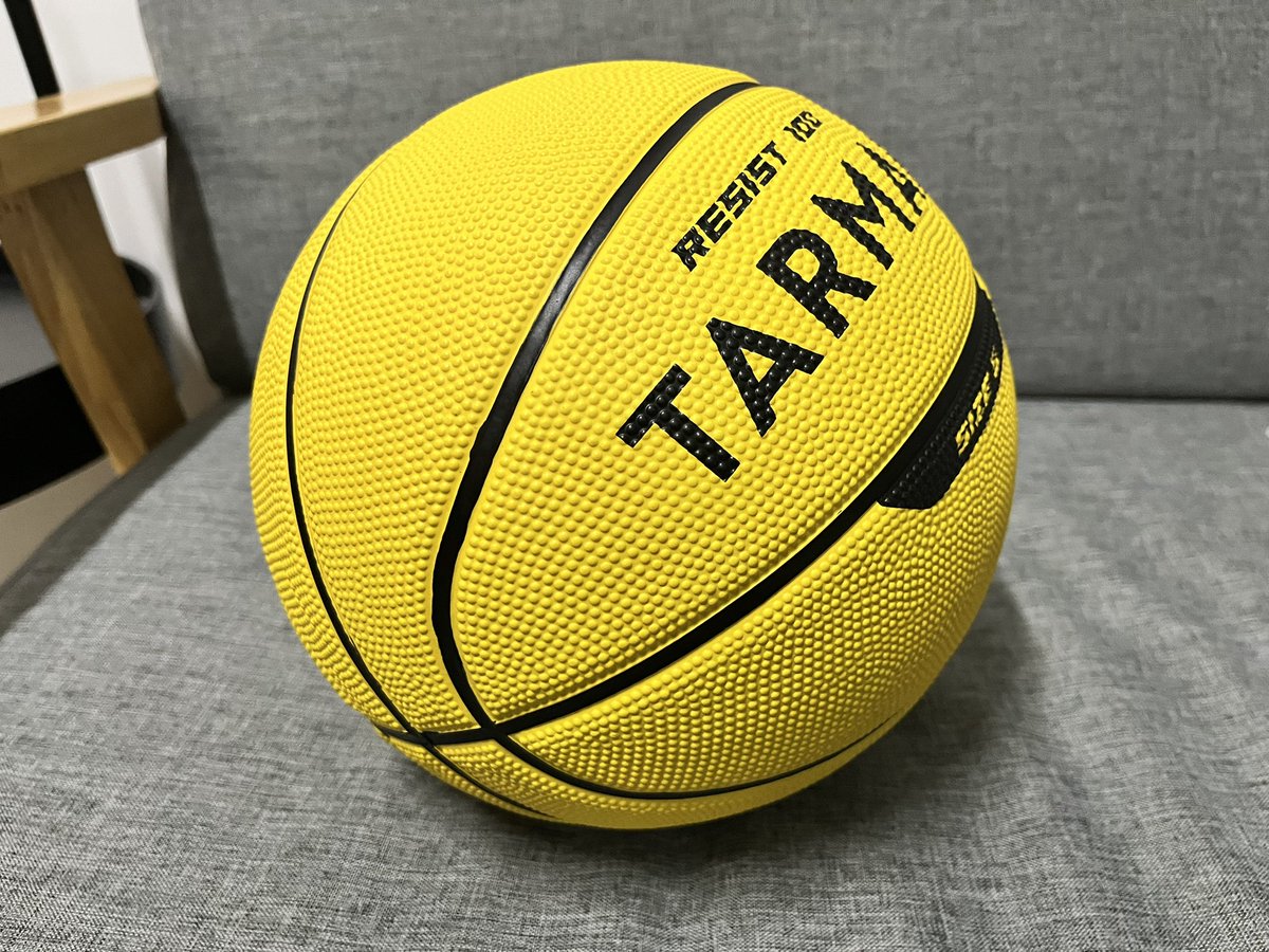 SyedAkramin's tweet photo. Pagi ini saya cuba bola basketball dari Decathlon, harga RM15.

Honestly surprised by the quality. No way you’d get a basketball this cheap 20 years ago. Thank you Decathlon. https://t.co/8dzozRFEIv