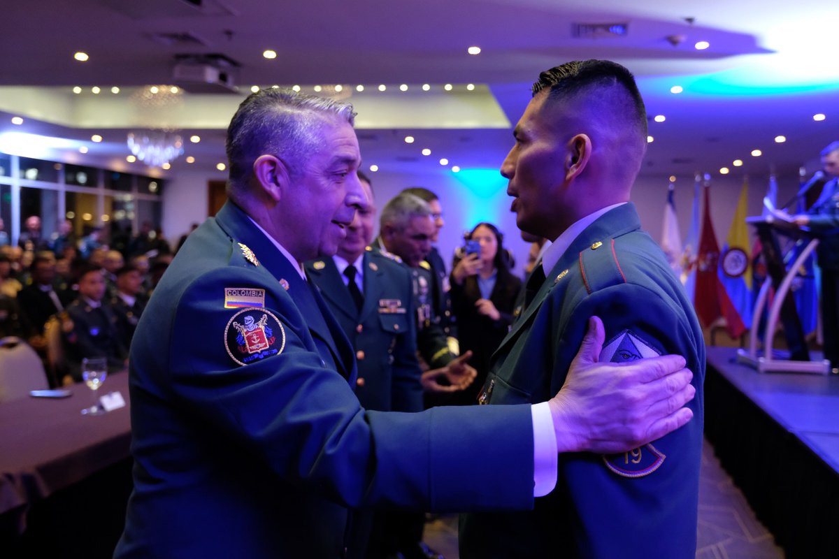 FuerzasMilCol's tweet photo. La disciplina y el compromiso de nuestros atletas Militares, fue reconocida en la tercera edición de la Noche del Deportista de @fedemffaa, donde se exaltó el desempeño alcanzado por los deportistas en representación de los integrantes de la Fuerza Pública en diferentes disciplinas durante el 2025 #ConLaFuerzaDeNuestrasFuerzas
