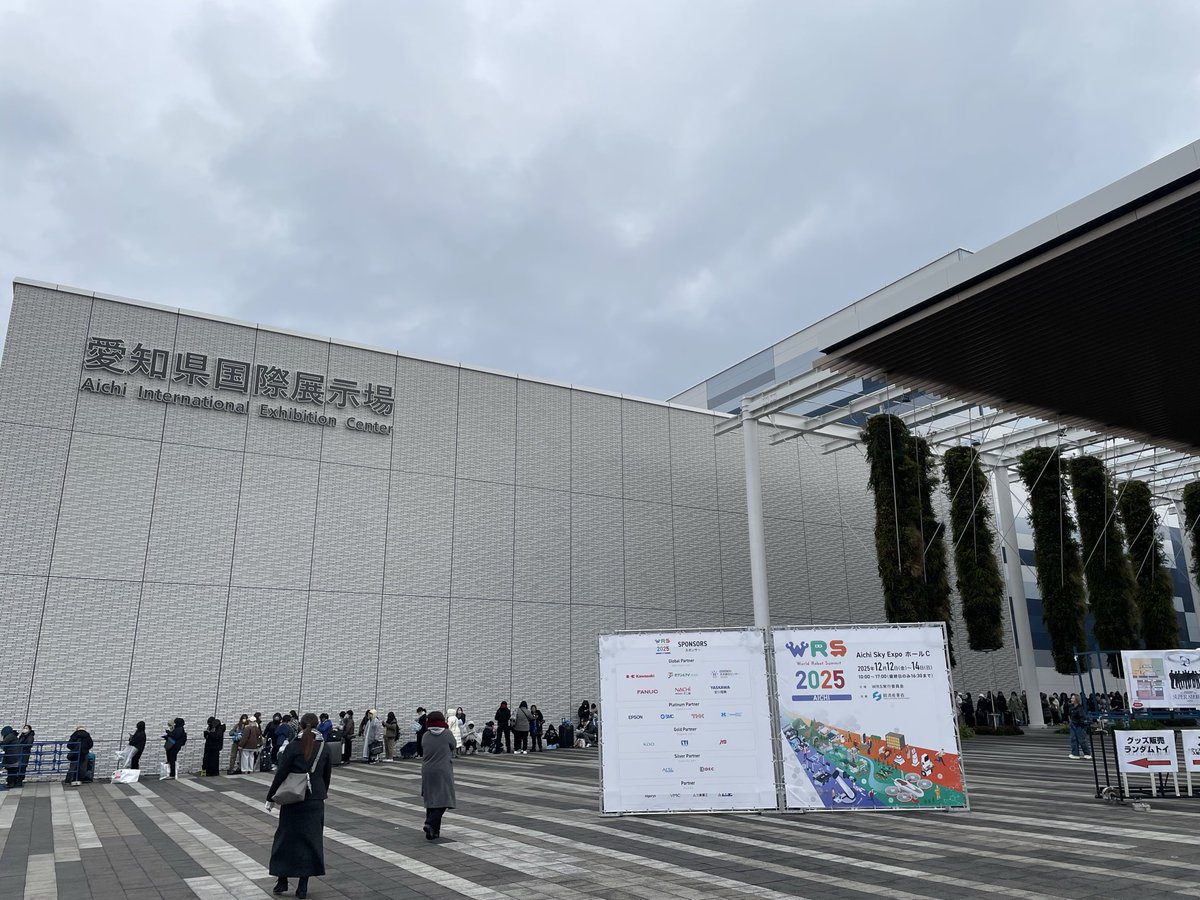WRS2025会場到着。
2021年の準優勝チームとして、今の競技環境を見に来ました。

現在はVLAやSAM3といった新技術に取り組んでいますが、コンテストという一発勝負の場で選ばれる「確実な技術」が今どこにあるのか。
自分の開発している次世代技術との「距離感」を確かめたいと思います。

#WRS2025