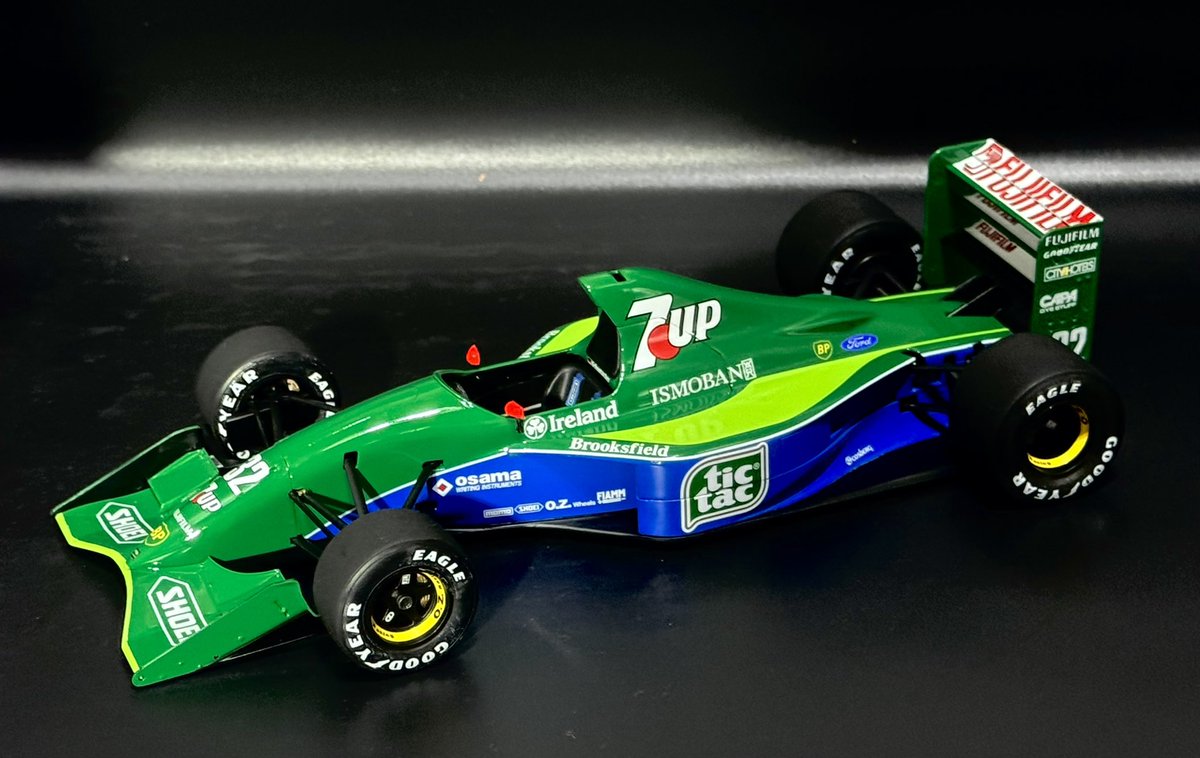 今年ラストプラモデル完成！ 1991年にシューマッハがF-1デビューで乗ったジョーダン191です。マシンのデザインとカラーリングがカッコいいマシンですね
FUJIFILMがスポンサーって、時代ですねw
#タミヤ 
#ジョーダン191