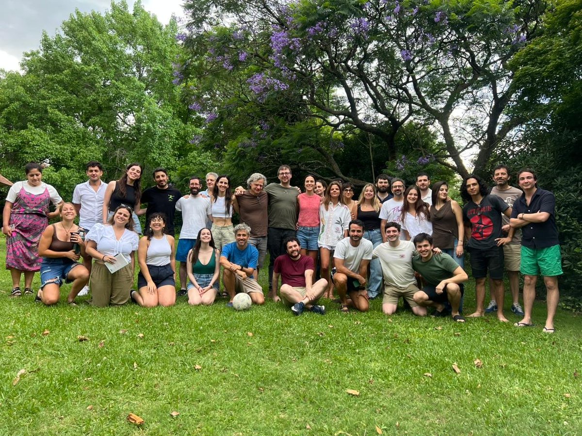 Rgargarella's tweet photo. El milagro de cada año. Estos picnics sabatinos, con 40 personas, debatiendo, tomando y comiendo todo el día, me emocionan hasta las lágrimas. Mientras todo se cae a pedazos, y la crueldad triunfa, el milagro sigue siendo posible. Qué magia! Cuánto se agradece! https://t.co/yLgC7wQtPK