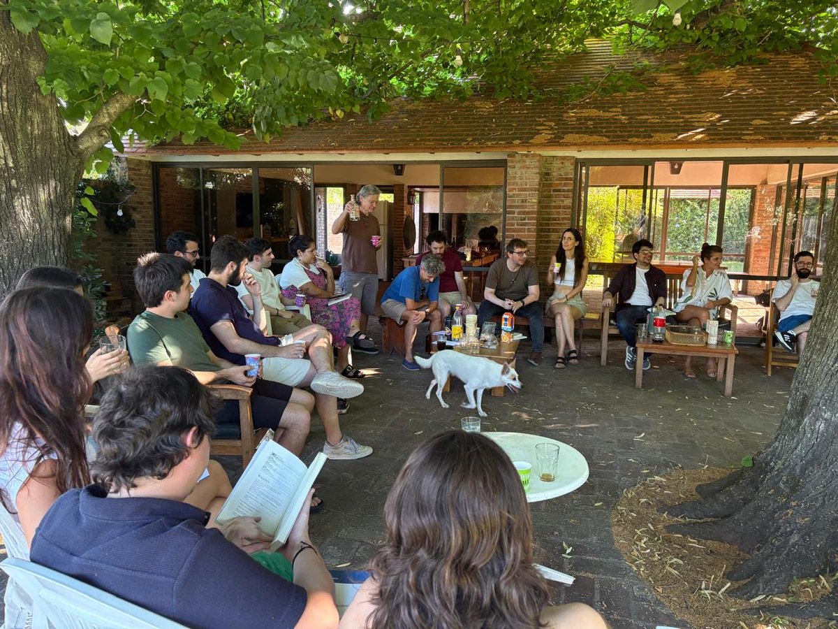 El milagro de cada año. Estos picnics sabatinos, con 40 personas, debatiendo, tomando y comiendo todo el día, me emocionan hasta las lágrimas. Mientras todo se cae a pedazos, y la crueldad triunfa, el milagro sigue siendo posible. Qué magia! Cuánto se agradece!