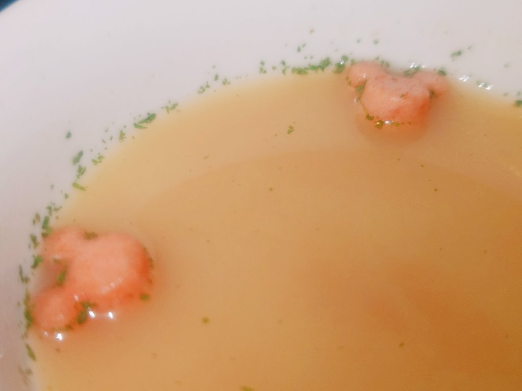 この前ディズニーに行ったときにお友だちに勧めてもらって購入したトマトスープ🥣
寒い日にはスープですよね〜🍅🥣

数日前から寒さに拍車がかかっているので体調管理より気をつけねば！