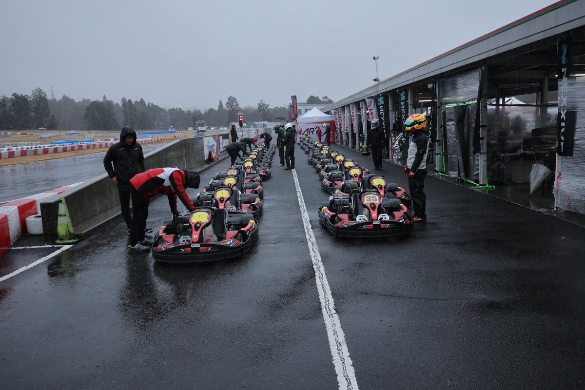 さて、N35日本一決定戦決勝日。
予報通りの雨となっております。
午前中はエンジョイクラスの決勝3時間の耐久レースがスタートしています。

#オートパラダイス御殿場 #apg #N35日本一決定戦