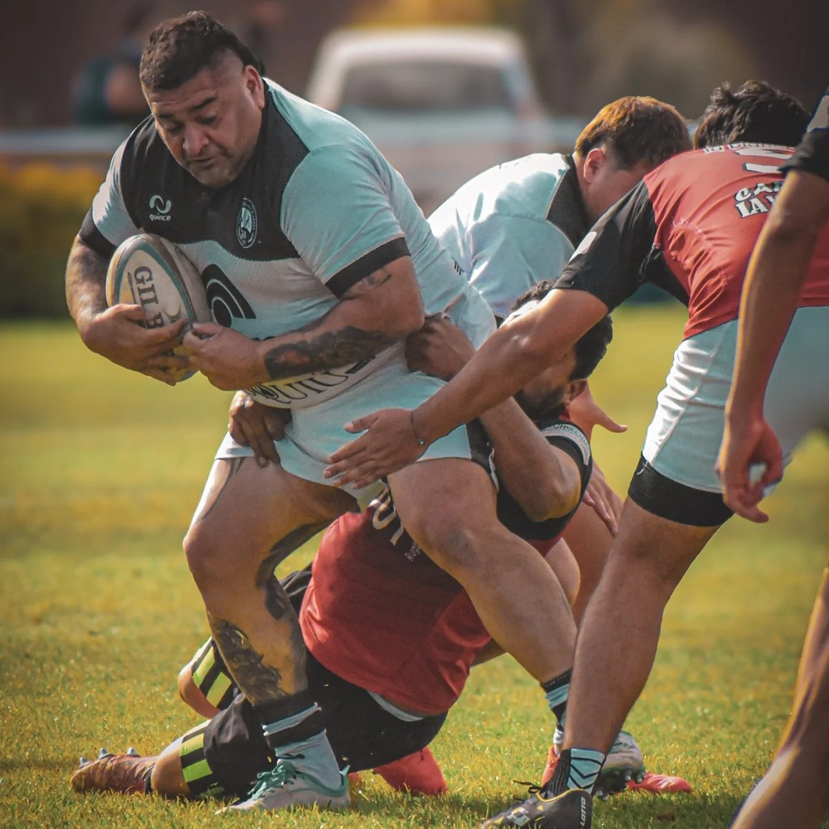 PasionPorRugby's tweet image. El ex preparador físico de Los Pumas y actual Director Deportivo del Jockey Club Rosario, Martín Mackey, ha lanzado una dura advertencia sobre el estado del rugby amateur argentino, denunciando que la imitación ciega de los modelos profesionales está colapsando el sistema,…