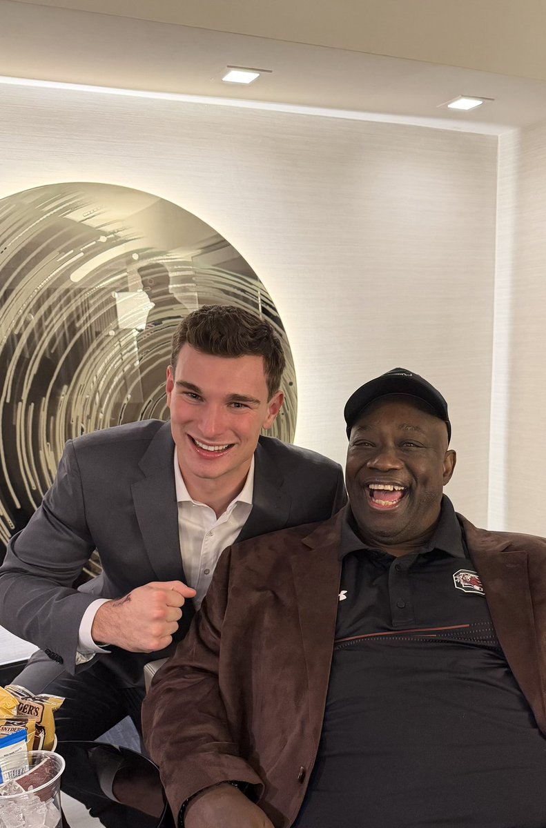 georgerogers38's tweet image. Welcome to a special brotherhood @qb_fernando @HeismanTrophy 
#Heisman2025 #Heisman