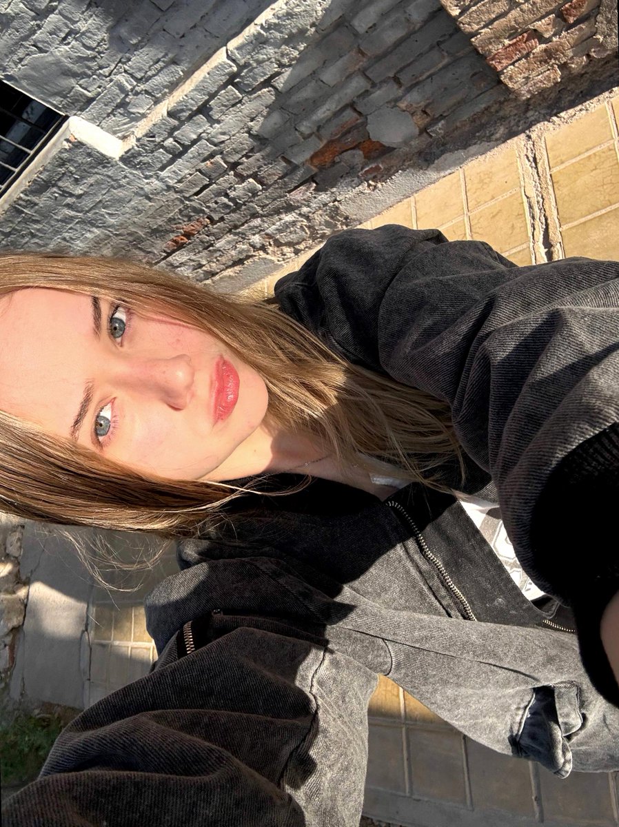 Model5U0pm's tweet photo. current mood: 50% eyeliner, 50% existential dread https://t.co/TqjEvlNpfc