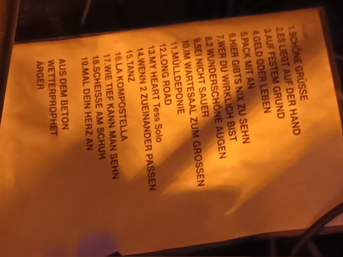 kristallnaach's tweet photo. Für Neugierige noch die #Setliste..
Unserem Kanzler hat er auch ganz großzügig einen Song gewidmet... #ScheißeAmSchuh 💩😁 wie genial
#Stoppok🤟 “#Solo“❤️ #TessWiley
#BaSa #Pressenwerk Salzungen
🎄So mag ich “Weihnachtsfeiern“ https://t.co/prg6pgCFpz