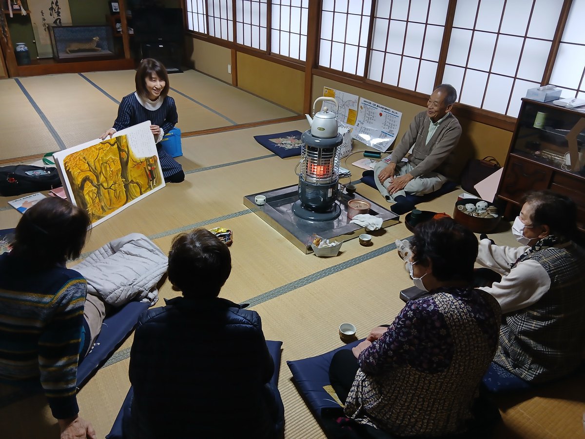 【西川：地域の茶の間に行きました】
新しくできた「升岡サロン」に、ミニ図書館＆絵本の読み聞かせに行ってきました。
ストーブを囲み、昔の写真集や料理の本を見ながらおしゃべりして、暖かい時間を過ごしました。
＃BookPack　＃地域の茶の間　＃西川図書館