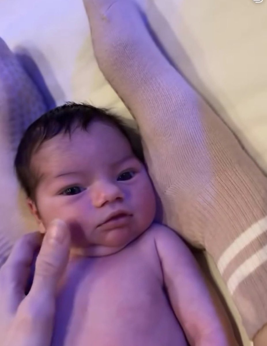 trennchby's tweet image. did debby’s genes even try bro 😭😭