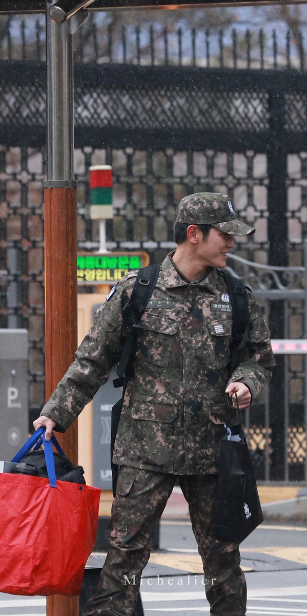 the_yammumu's tweet image. ไอดอล ทหารเรือที่เข้ากรมนาน 609 วัน

สอบเข้าดุริยางค์ ด้วยการร้องเพลงของตัวเอง

ได้รับเลือกเป็นหัวหน้าหมู่ รุ่น 702ตั้งแต่ฝึกเดือนแรก เหมาะสมทั้งศักยภาพ น้ำเสียง ความกล้าหาญ

เป็นที่รักของเพื่อนๆ ได้ทัวร์คอนเสิร์ต กับ ROK navy band มีงานให้แฟนคลับดูบ่อยๆ

ช่องทหารเรือเกาหลี มี…