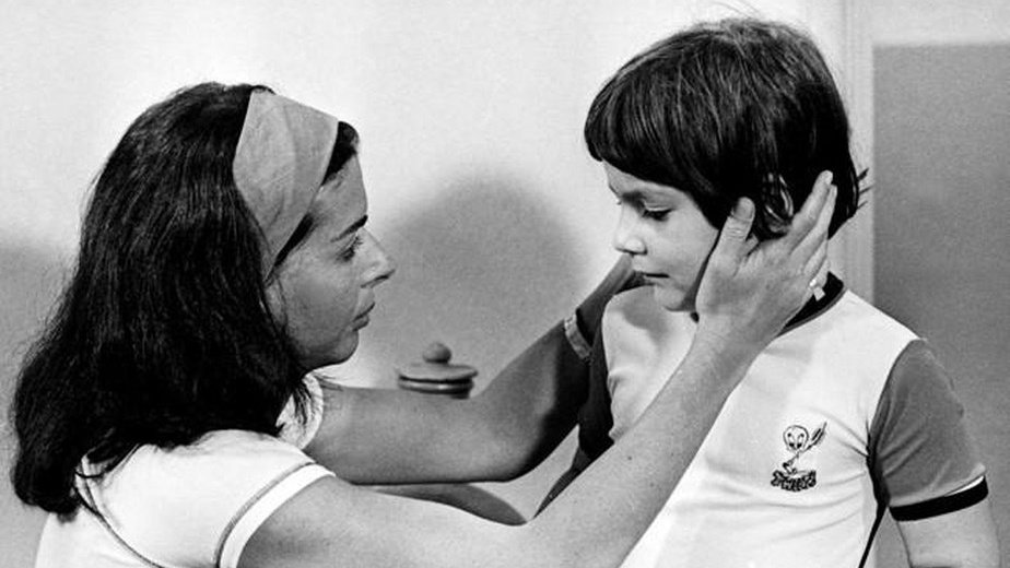 teledramaturgo's tweet photo. Há 49 anos estreava #DuasVidas.

. (1976) • Drama • 154 Capítulos.
. Substituiu #OCasarão e substituída por #EspelhoMágico.
. Bastidores conturbados.
. Traição causou afastamento.
. Primeira trama de Torloni.
. Janete relutando contra censura.
. Média geral (57.4) de audiência. https://t.co/BhV59e8AY2