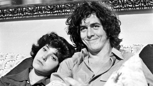 teledramaturgo's tweet photo. Há 49 anos estreava #DuasVidas.

. (1976) • Drama • 154 Capítulos.
. Substituiu #OCasarão e substituída por #EspelhoMágico.
. Bastidores conturbados.
. Traição causou afastamento.
. Primeira trama de Torloni.
. Janete relutando contra censura.
. Média geral (57.4) de audiência. https://t.co/BhV59e8AY2