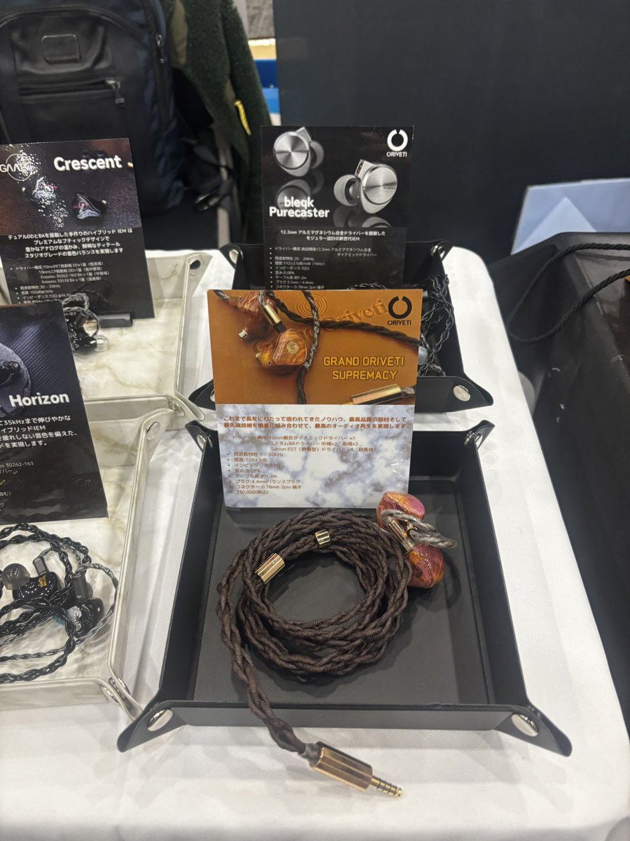 shukegadget's tweet photo. ポタフェス2025冬
ナイコム ブース

GRAND ORIVETI SUPREMACY

ORIVETIのハイエンド機。
フレンドさんも何人か持っててメイン機にもなってる最高なイヤホンのひとつ。

いやああ、やっばりすごいねこれ😳
透明感エグすぎるし、この表現力はすごすぎ。ボーカルもやばくて引き込まれちゃう。
はー、至福。
今の自分の環境で透明感求めるなら完全に筆頭最有力候補✨

#ポタフェス