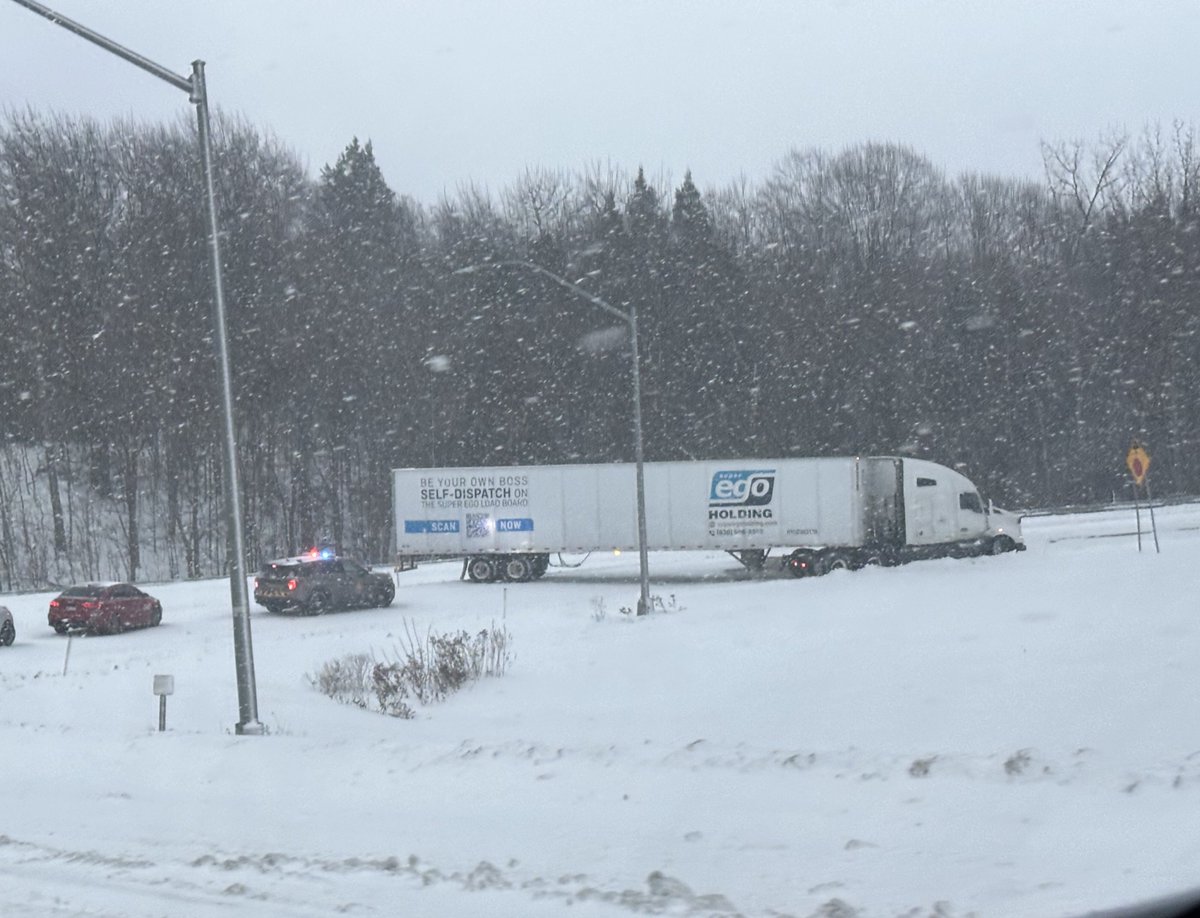 wxkaitlynj's tweet image. Saw this scene numerous times this afternoon between Erie, PA and Hamburg, NY. Many just slid right off the road…couldn’t drive faster than 40 mph with snow covered roads #nywx #pawx