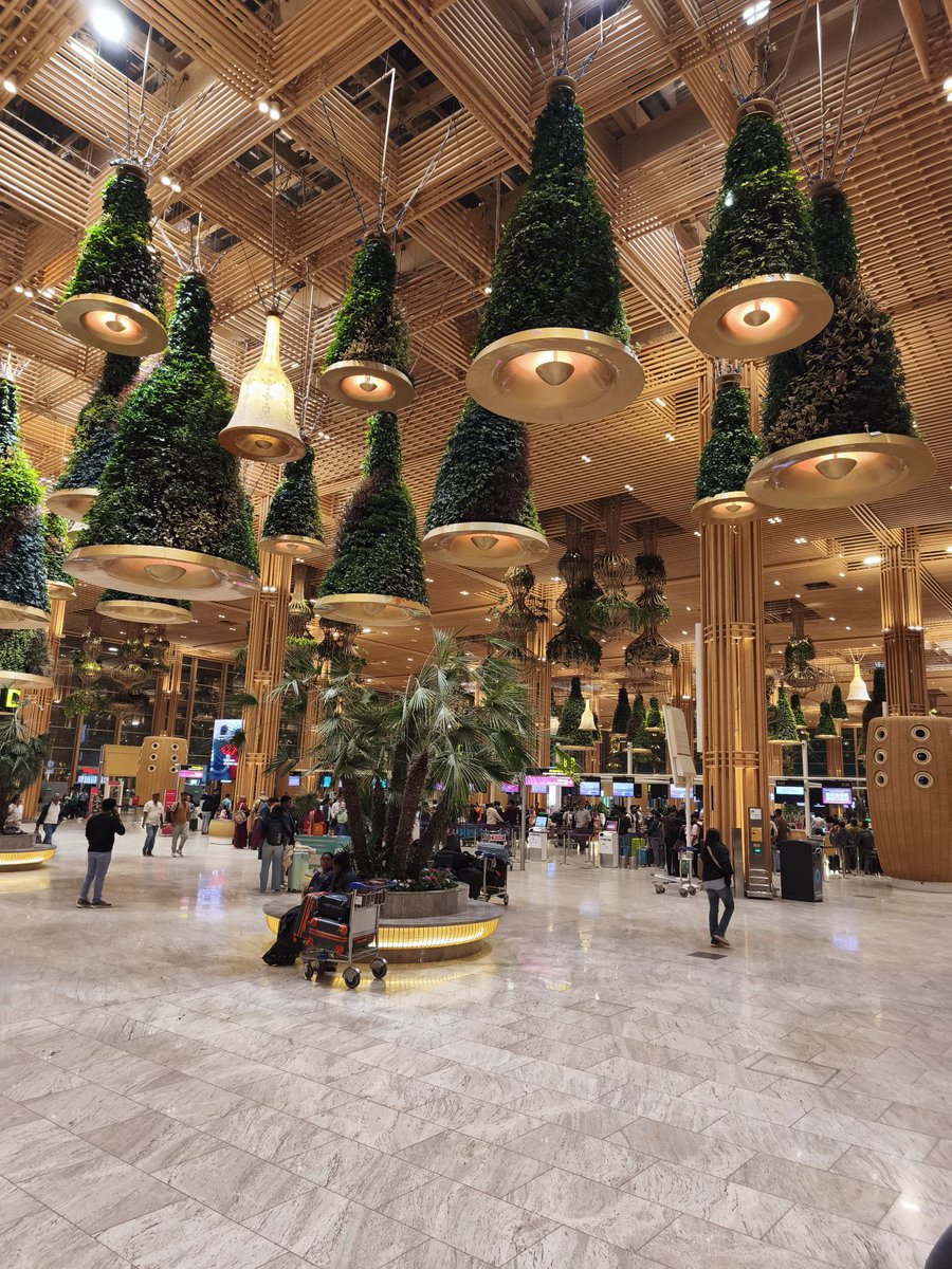 MoshimoWorld's tweet photo. 世界一綺麗な空港はドバイやパリじゃなくて綺麗なイメージが皆無なインド🇮🇳のバンガロールにあった❗️ https://t.co/su7ObLDSWF
