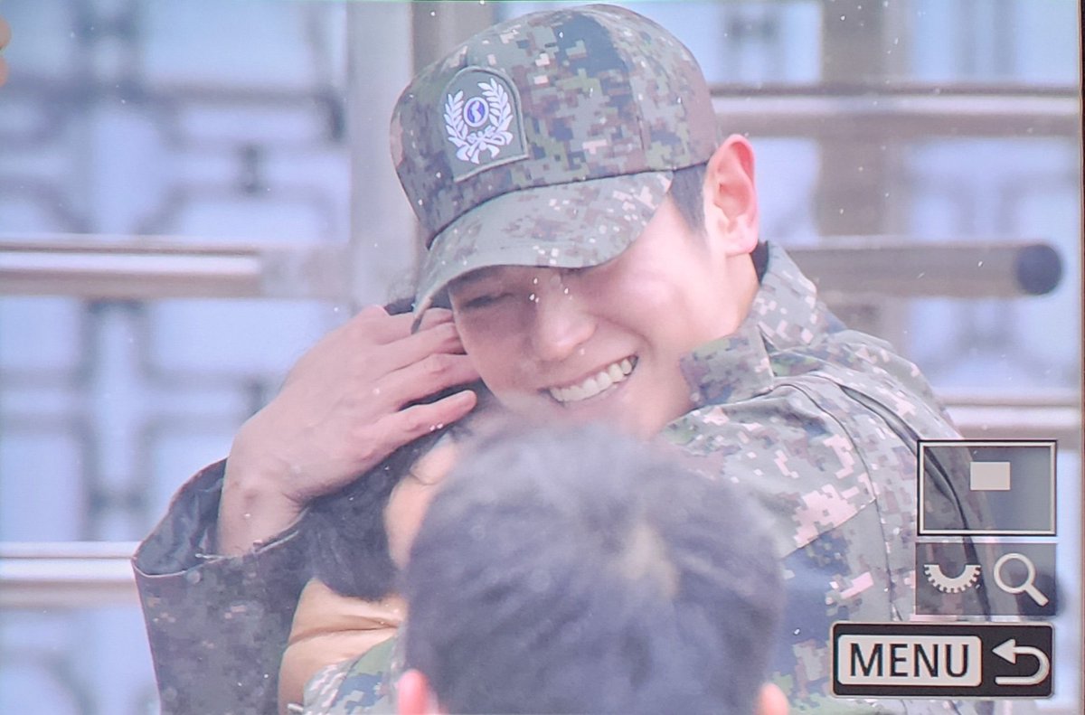 ดูรอยยิ้มนางวันปลดประจำการ 😭😭😭

วันเข้ากรม                                     วันออกกรม