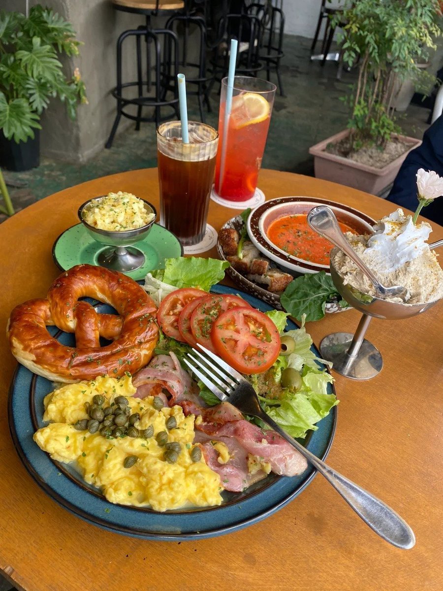 ruby63637's tweet image. ✨ A table dressed in beauty, inviting shared flavors and unforgettable moments. Gather, taste, enjoy. 🍷🌿