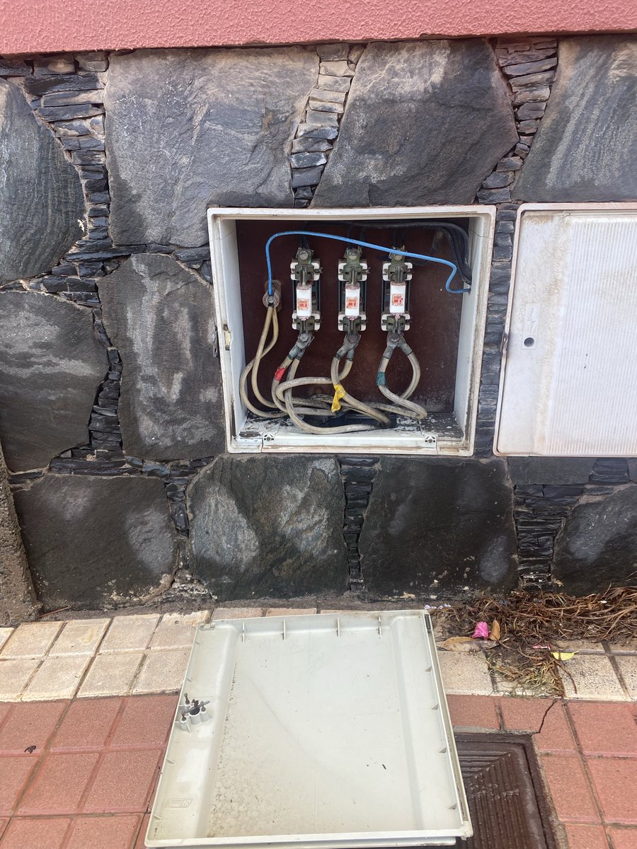 fojedach's tweet photo. @ProteCivilLPA @112canarias debido a la tormenta Emilia se ha caído la tapa de una arqueta con cables eléctricos en la calle Juan de La Cruz esquina con Echegaray, zona Altavista de Las Palmas GC. Lo que supone un peligro para personas y niños que pasen por la zona. https://t.co/XKDFEX8KDY
