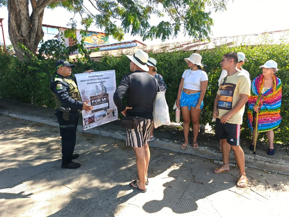 PoliciaDECOR's tweet photo. #SanAntero | En el marco de la Estrategia Turismo Seguro – #NavidadConPropósito, nuestros uniformados de @ProteccionPonal al turismo adelanta campañas de prevención frente a los delitos sexuales contra niños, niñas y adolescentes, brindando información sobre las líneas de atención, promoviendo la denuncia oportuna y fortaleciendo las medidas de seguridad. Asimismo, se sensibiliza a la comunidad sobre el no uso de pólvora, reafirmando el compromiso con unas fiestas decembrinas seguras y responsables.
#TurismoSeguro #ProtegemosLaNiñez #NavidadConProposito