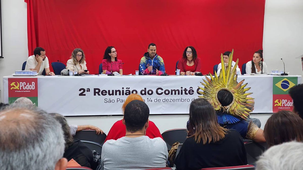 teleSURtv's tweet photo. 📌 El Partido Comunista de Brasil #PCdoB 🇧🇷 expresó su solidaridad con el Gobierno y el pueblo de #Venezuela 🇻🇪, durante una reunión en São Paulo con el embajador Manuel Vadell, en la que rechazó las acciones militares de #EEUU 🇺🇸 en el Caribe, consideradas una amenaza para la estabilidad regional.
🔴 La secretaria de Relaciones Internacionales, Ana Prestes, instó al Gobierno brasileño a mantenerse alerta ante la creciente militarización, mientras el partido reafirmó su compromiso con la defensa de América Latina y el Caribe como zona de paz.
🔴 Durante el encuentro, Vadell entregó una carta del presidente venezolano, Nicolás Maduro, con motivo del 16.º Congreso Nacional del PCdoB.