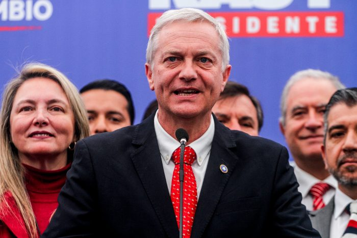 "Las democracias no mueren sólo de golpe... también mueren de otra forma, más discreta y más peligrosa: se vacían por dentro. Eso es lo que ocurre cuando una sociedad democrática, agotada y desorientada, decide entregar el poder a la ultraderecha".
Columna de Guillermo Pickering