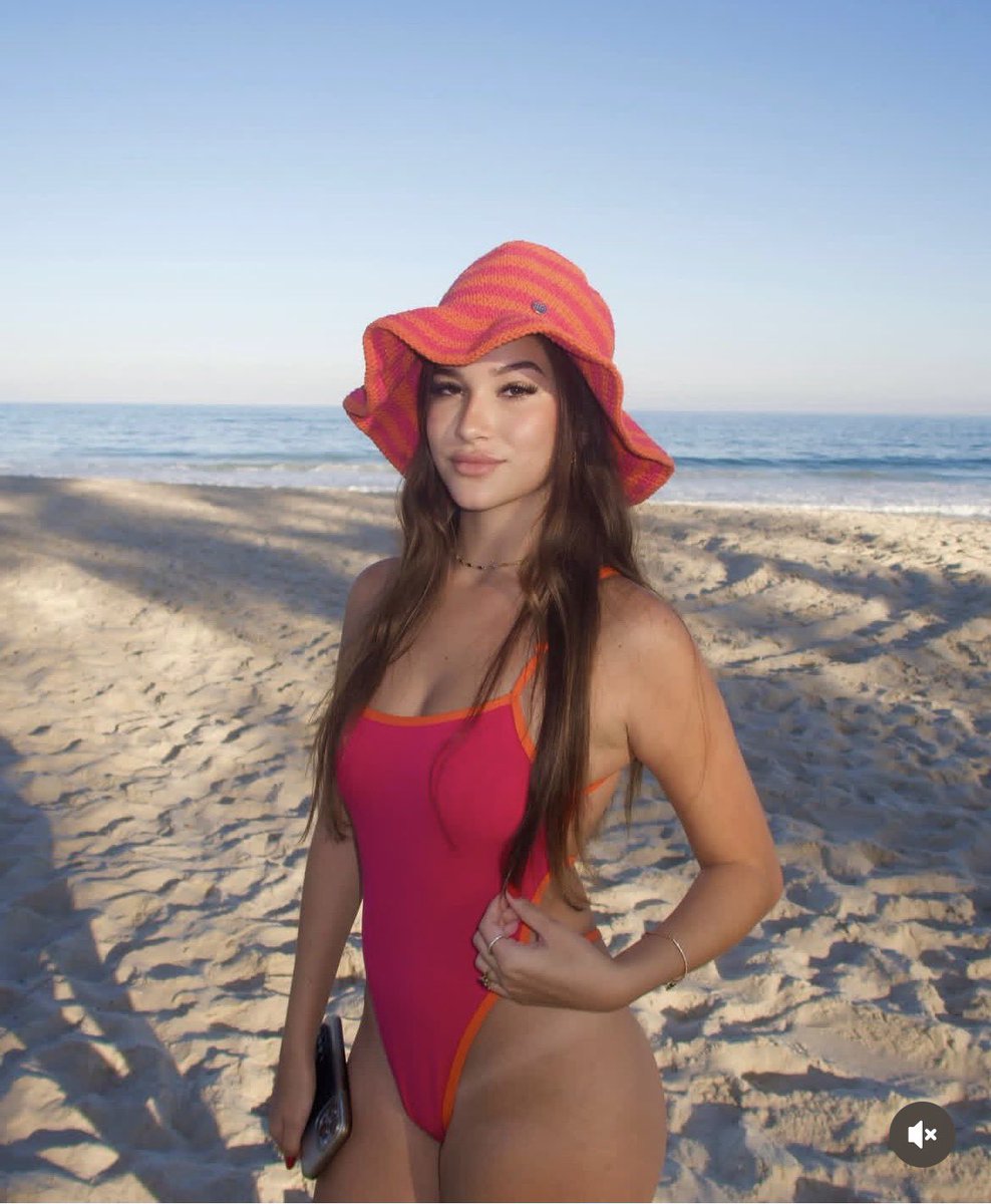 HeyGurisaroy's tweet photo. Tem que forçar muito pra chamar essa mulher de feia https://t.co/rWjlcabjyS