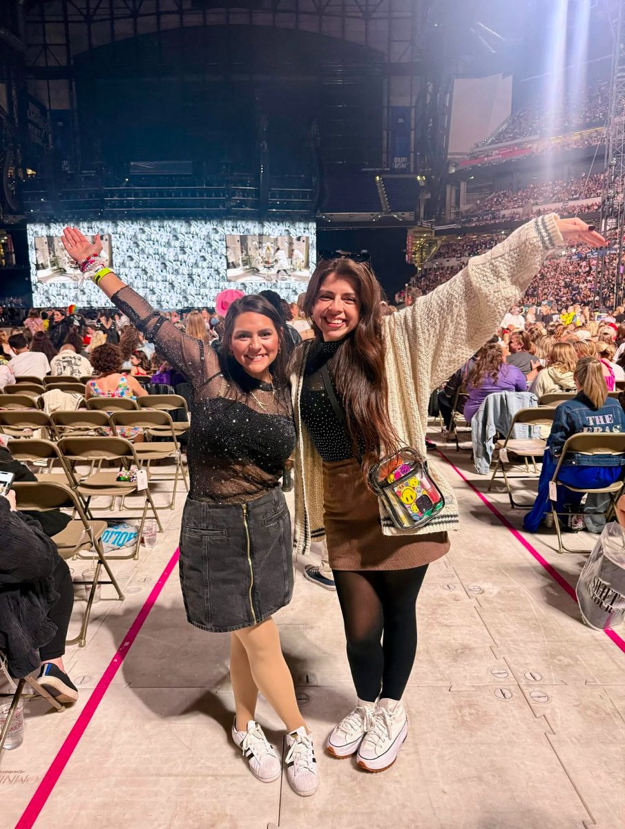 audrinalxo's tweet photo. This night is ✨ sparkling ✨ don’t you let it go 💜 #TSTheErasTourTheFinalShow @taylornation13 https://t.co/LOtPZnjts1