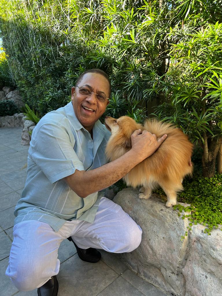 Quédate con quien te mire como Kei me está mirando en esta foto. 😁

En esta casa, el amor se multiplica con cada colita que se mueve. Kei y nuestros otros pequeños peludos son la dosis diaria de lealtad, cariño incondicional y alegría que necesito. Su compañía es un regalo