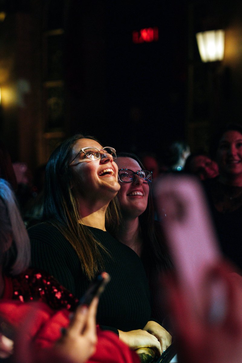 bretteldredge's tweet image. Playing the @BeaconTheatre in New York at Christmas makes me feel like I’m levitating…it’s such a spirit lifter! Thanks for an amazing sold out night last night! Now another sold out crowd for round 2 tonight!🕺