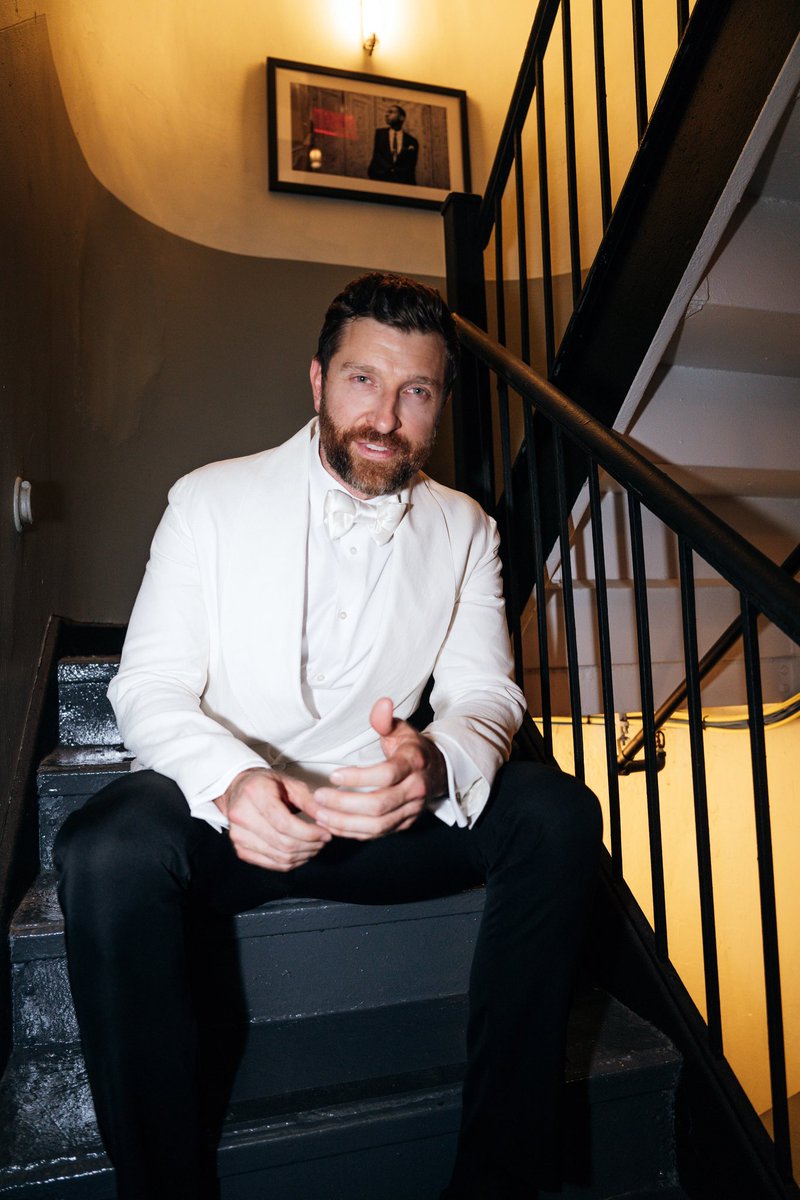 bretteldredge's tweet image. Playing the @BeaconTheatre in New York at Christmas makes me feel like I’m levitating…it’s such a spirit lifter! Thanks for an amazing sold out night last night! Now another sold out crowd for round 2 tonight!🕺