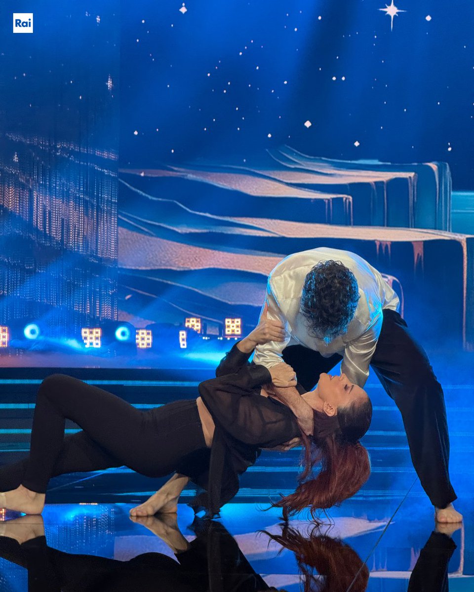 🖤✨ Moderno, anima contemporanea: connessione allo stato puro.
#AndreaDelogu e #NikitaPerotti a #BallandoConLeStelle 💃🕺