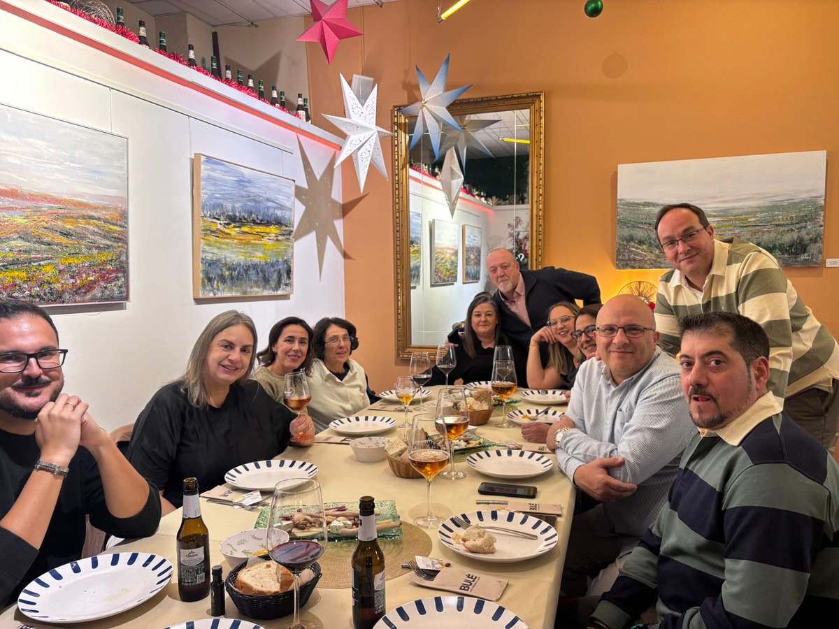 Que si...que el fútbol sala es un pedazo de deporte,que <a href="/JaenFS/">Jaén Paraíso Interior FS</a> es  un sentimiento muy muy profundo...pero que me decís de estas enormes personas con las que  compartir penas y alegrías a diario? Pues eso...una enorme suerte. Felices fiestas!!! 💛