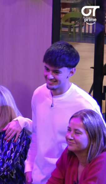 estas son las caras de un hombre que está seguro de que su novia lo ama y que hacen parejaza y que le fue fiel en ot así que ha ganado en la vida QUE SE CASEN #OTDirecto13D