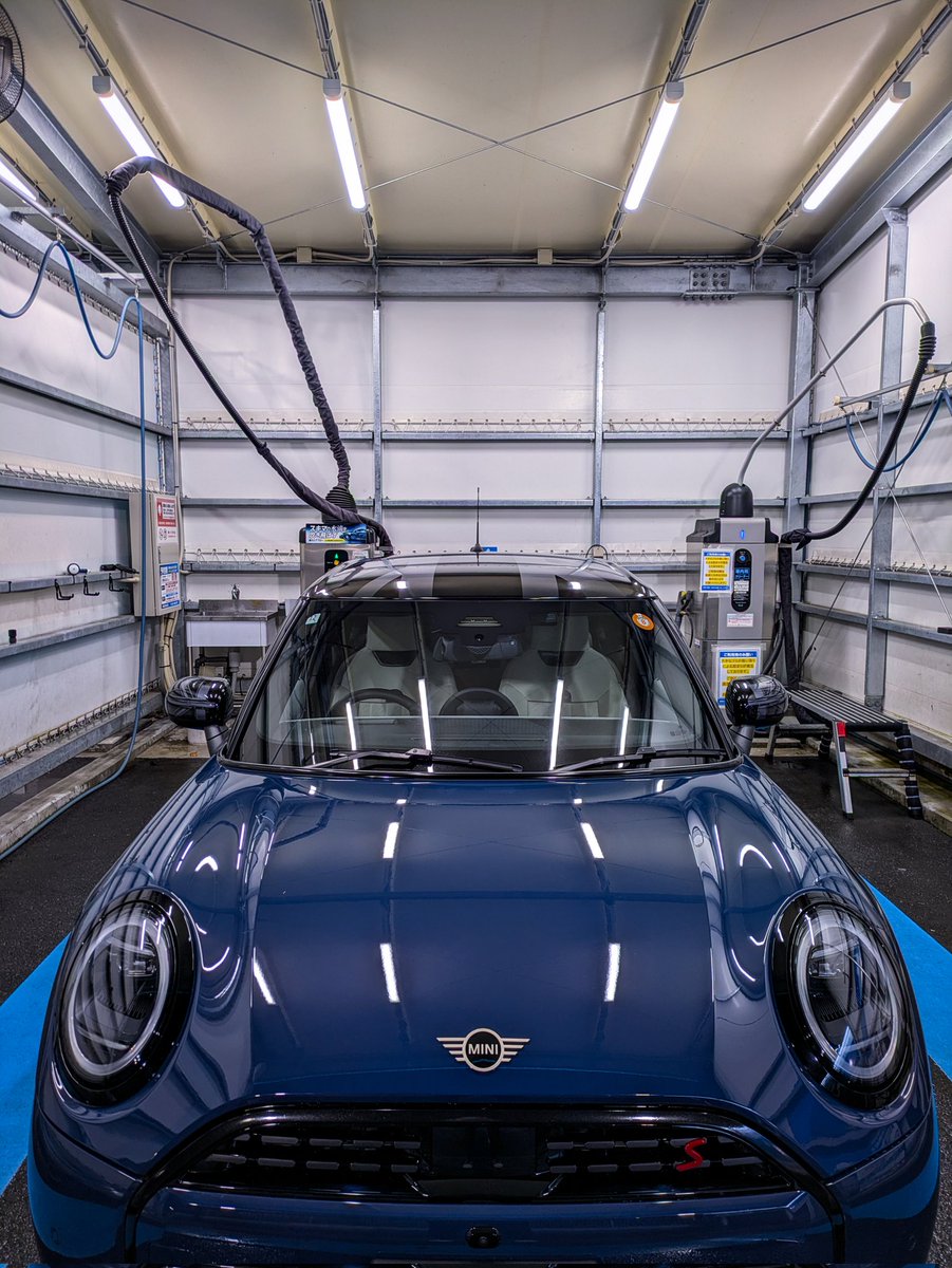 kito401's tweet photo. 雨だろうが洗車する人
 屋根ありは空きなし
#MINICOOPER #F65 https://t.co/cGOcPRUVWS