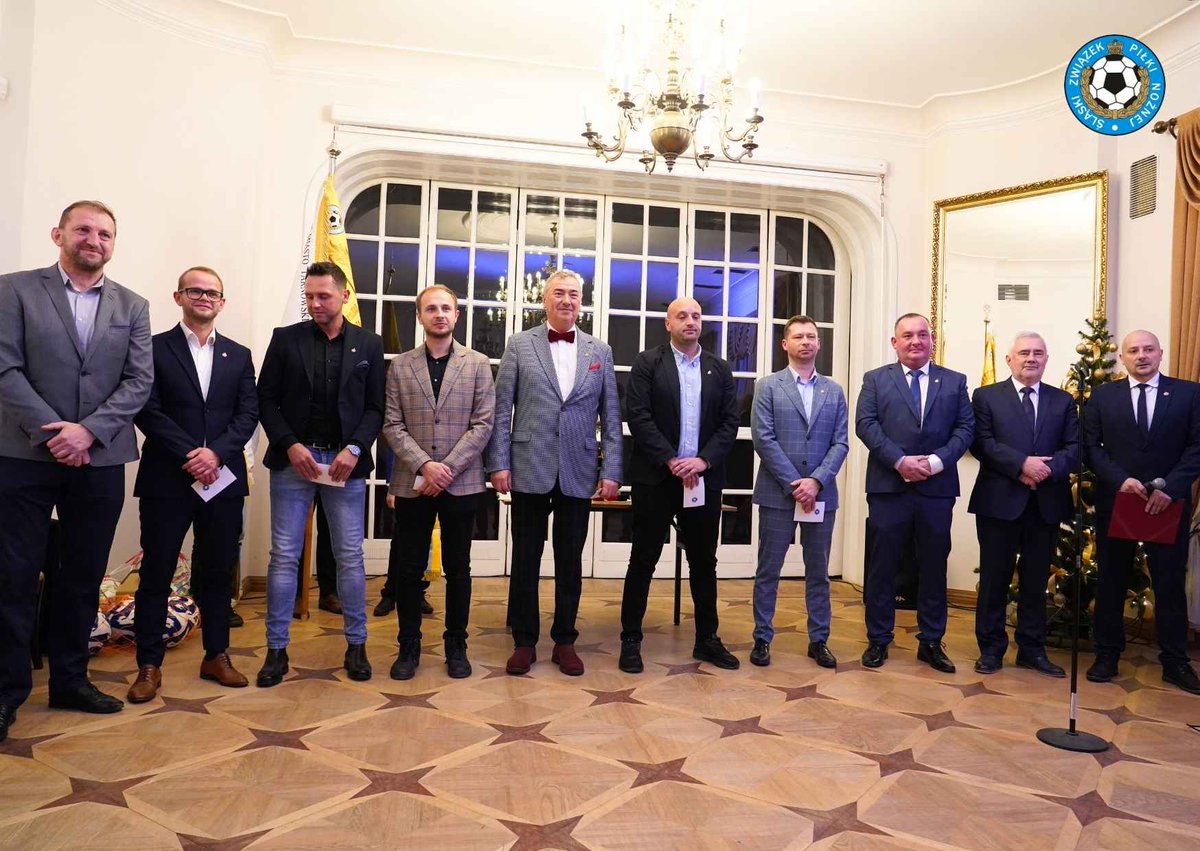 Górnik Bobrowniki Śląskie - gratulujemy jubileuszu 100-lecia i życzymy sukcesów 🏆 Podczas wydarzenia Prezes Śl.ZPN Henryk Kula i Prezes Podokręgu Bytom Tomasz Wyszyński, odznaczyli klubowy sztandar i zasłużonych działaczy 🏅 Klub otrzymał voucher na 1000 zł, piłki i grawerton 😀