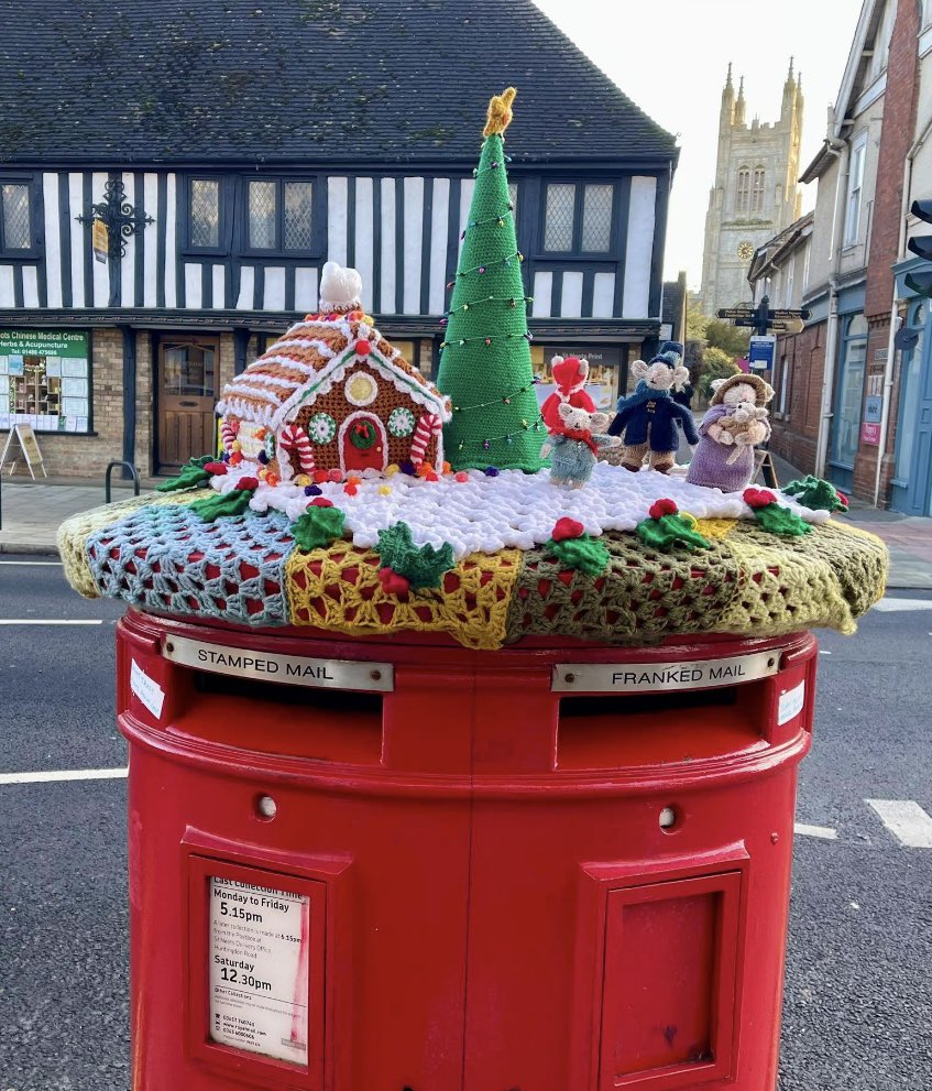 This knitted postbox topper made me smile. Knitters are very clever people. 😍