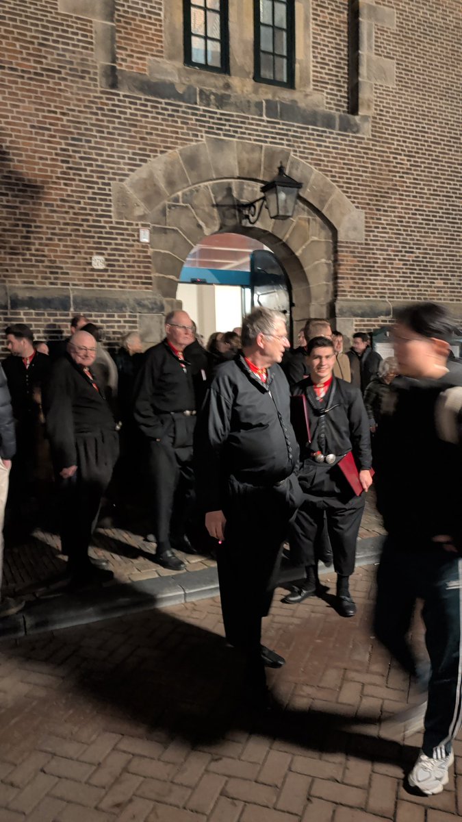 WilcoBoender's tweet photo. Middagje Amsterdam. Kerstconcert met de mannen #Crescendo #Urk. En daarna ouderwets Amsterdams eten bij #Scheltema waar al decennialang de stemmen van de gasten de muziek vervangen. En waar majoor Bosschardt en Annie M.G. Schmidt ooit vaste stamgasten waren. https://t.co/zKWQUKPeRo