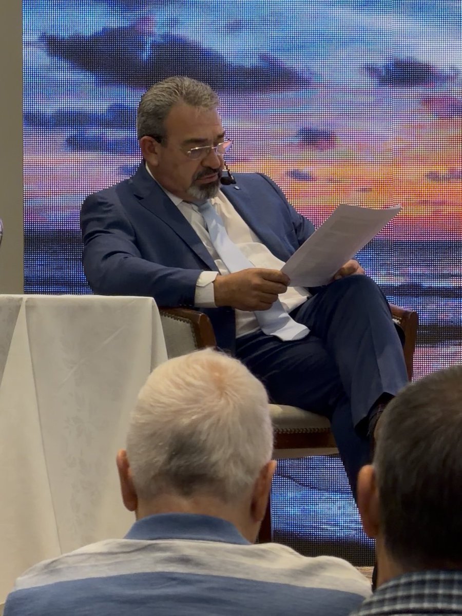 Honramos el día del petróleo, debatiendo en comunidad sobre los desafíos de nuestra querida Cuenca del Golfo San Jorge.

La mejor manera de homenajear este día y a nuestros pioneros es pensar y trabajar en alternativas para darle sustentabilidad y horizonte a la industria