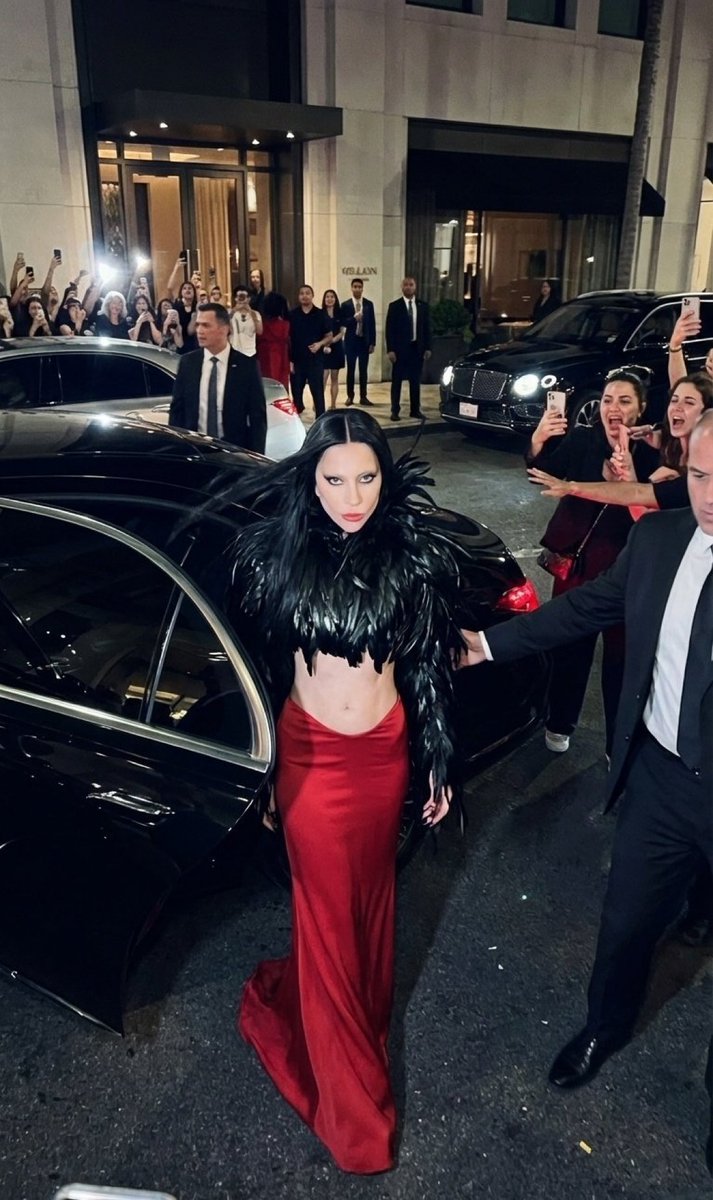 imagina você ser encarado por essa mulher? pqppppp