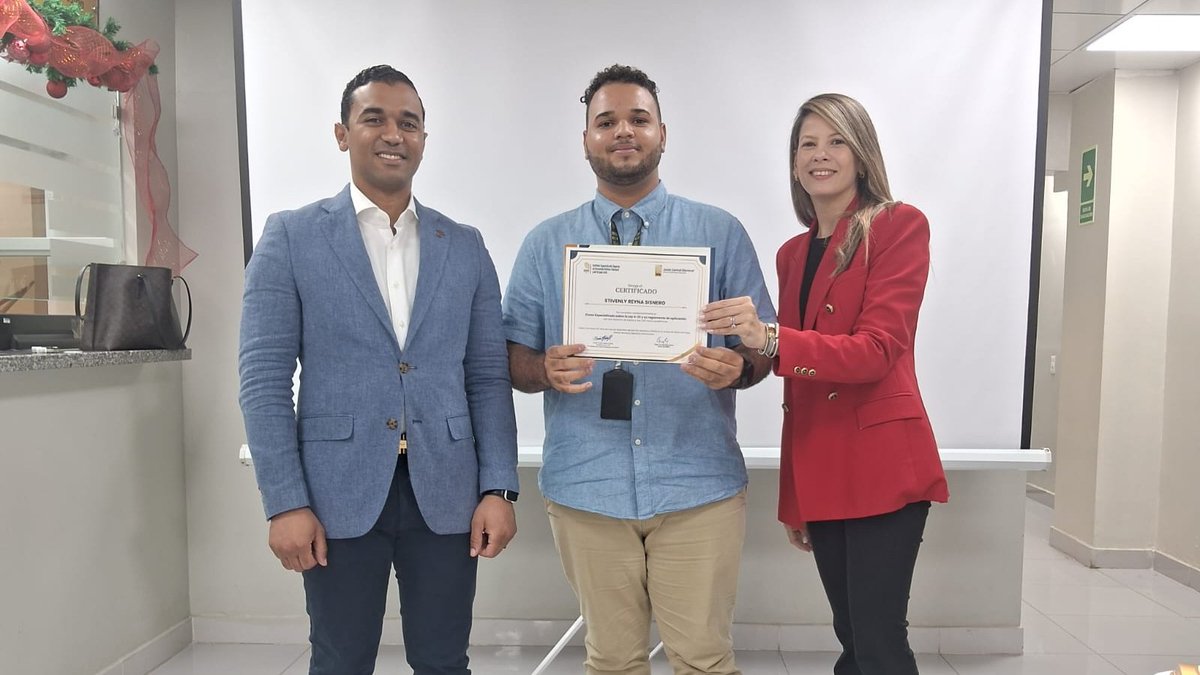 iespec's tweet photo. @RomnJquez @juntacentral @samirchamiisa @Suedileon @felipenco @Daiyud @LauraCasadoOrt1 @jnrosariog @merce1921 Asimismo, entregan los certificados en San Francisco de Macorís, la vicerrectora Académica del IESPEC; Daiyud Bretón Alba junto al subdirector de Registro Civil; Manuel Ruiz.
#CapacitaciónJCE
#Ley4-23
#FormaciónInstitucional
#EstadoCivil
#IESPEC
#JCE https://t.co/qjszqkVWcz