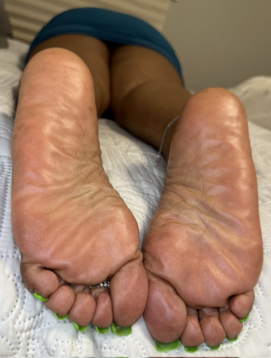worshipsolz's tweet photo. @Footacular1 @QueenSizeSexy Toes &amp; Soles 💚

@Greenpedis 
#greenpedismatter

 📷 @EnjoyYourFetish https://t.co/gxmGMxqiaZ