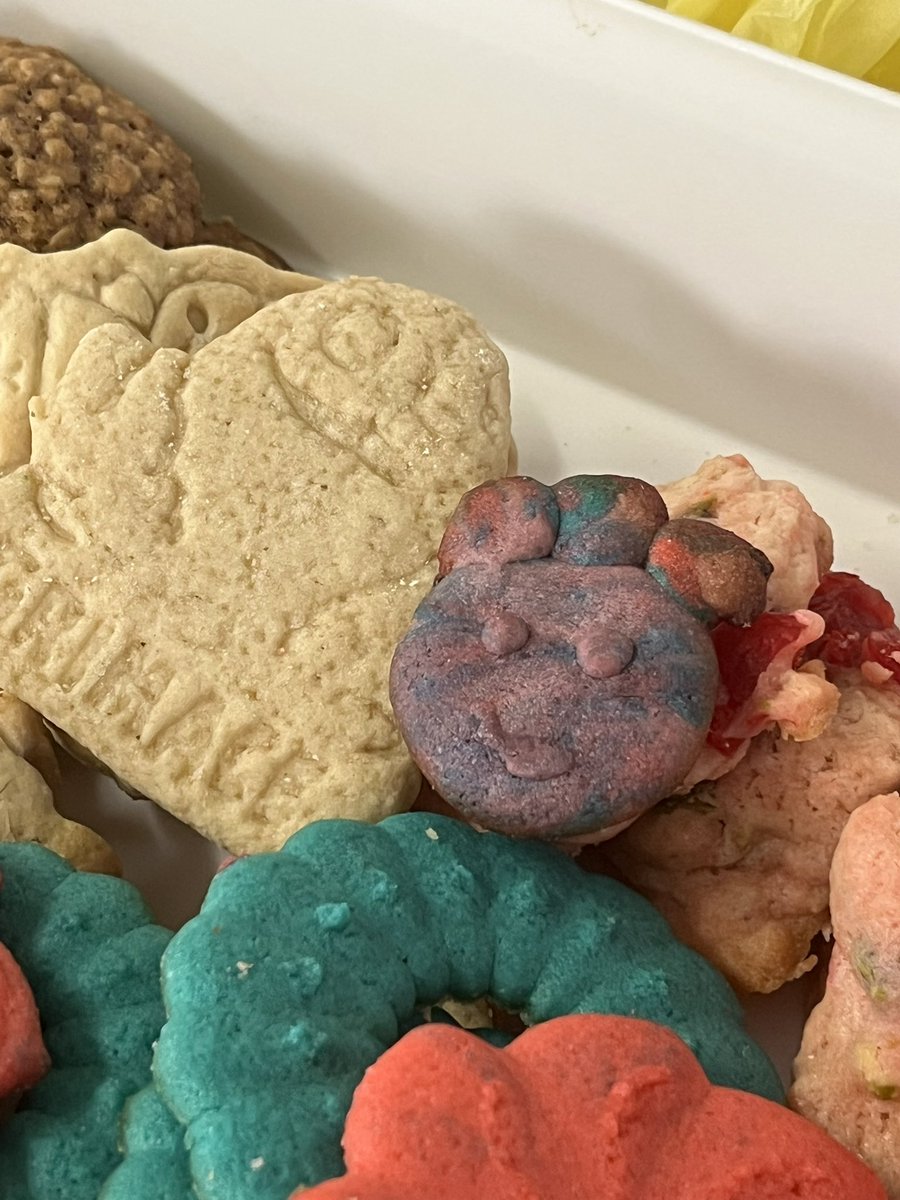 magicpencil123's tweet photo. Made cookies today! My roommate added a little @ICSandwichGuy cookie to make Christmas super special this year! LOOK HOW CUTE THE LITTLE GUY IS! 😆😆😆🎄🎄 merry Christmas!!! https://t.co/uubWDWanhK