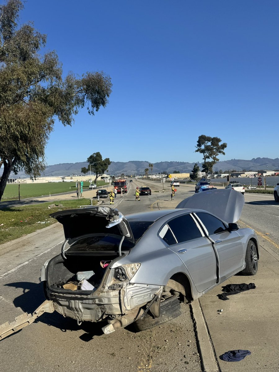 CHPscrz's tweet photo. 🚨 Heads up, everyone! We have a two-vehicle non-injury crash on the SR 129 over crossing at SR-1. Expect delays in the area as tow trucks are on scene working to clear it up. Stay safe! #TrafficAlert #SR129 #RoadSafety 🛣️🚗 https://t.co/V0OPrSilTD