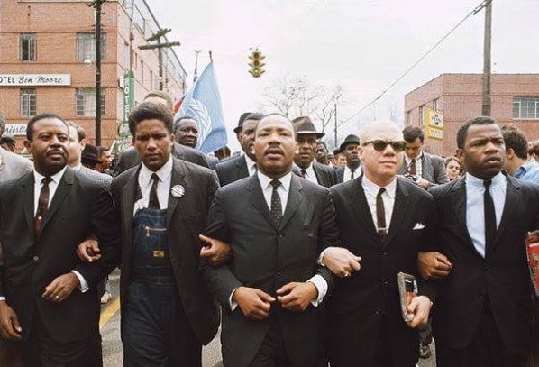 "O que mais preocupa não é o grito dos corruptos, dos violentos, dos desonestos, dos sem caráter. O que mais preocupa é o silêncio dos bons".

Martin Luther King Jr