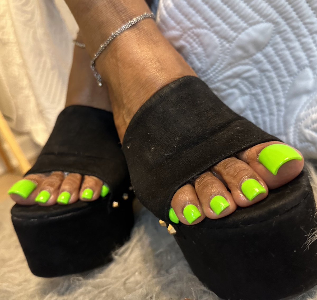 worshipsolz's tweet photo. @Footacular1 @QueenSizeSexy Toes &amp; Soles 💚

@Greenpedis 
#greenpedismatter

 📷 @EnjoyYourFetish https://t.co/gxmGMxqiaZ